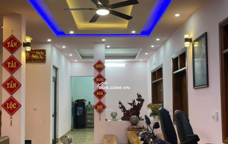 Bán nhà mặt phố giá rẻ S = 210.5 m2, giá 9 tỷ