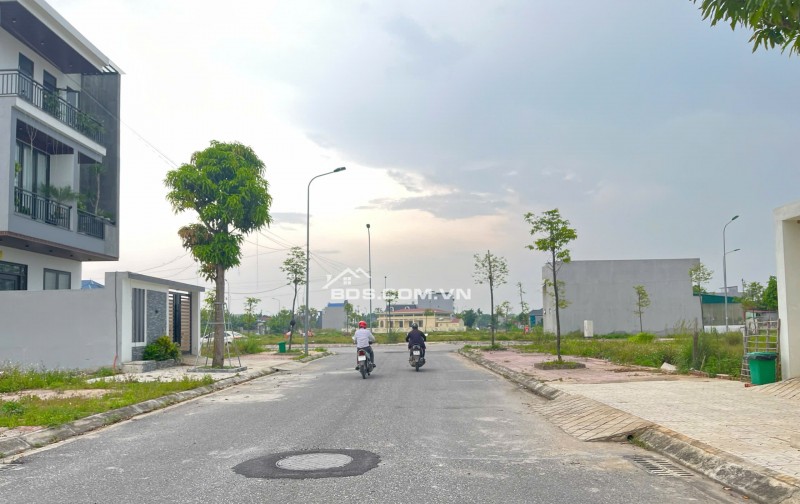 Cần bán gấp đất ngay TT  thị xã Nghi Sơn, Thanh Hóa, DT 108m2 đường 15.5m  giá chỉ 1 Tỷ.