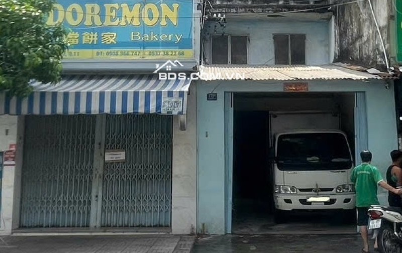 Nhà mặt tiền đường Lạc Long Quân, Phường 10, Quận 11, khu dân cư sầm uất.