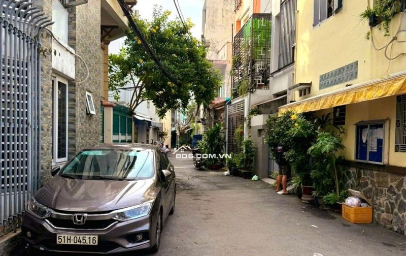 Oto ngủ trước cửa, hẻm 1 trục thông Hoàng Hoa Thám -> Nơ Trang Long.