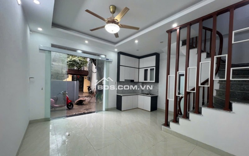Bán Nhà Lĩnh Nam 31m 5 Tầng 4 Phòng Xây Mới Giá 5.95Tỷ Sổ Chính Chủ