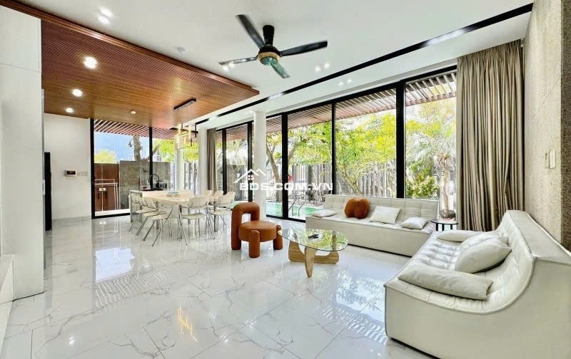 Villa lô góc ,hồ bơi - Ngay cổng sân bay - Giá 22 tỷ .