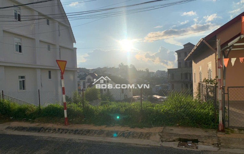 Chính chủ tôi cần bán nhanh (hoặc cho thuê) lô đất đẹp ngay trung tâm Đà Lạt, phường 3, đường Tô Hiến Thành