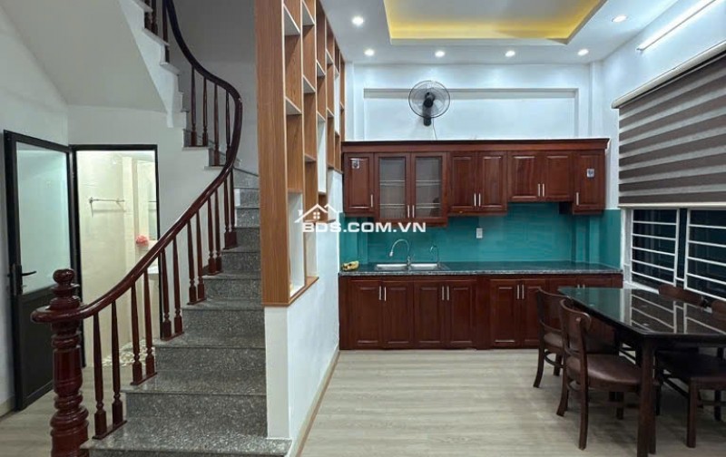 Bán nhà phố Trạm - 36m² x 5 tầng, mặt tiền 6m, vị trí đẹp, giá chỉ 6,1 tỷ!