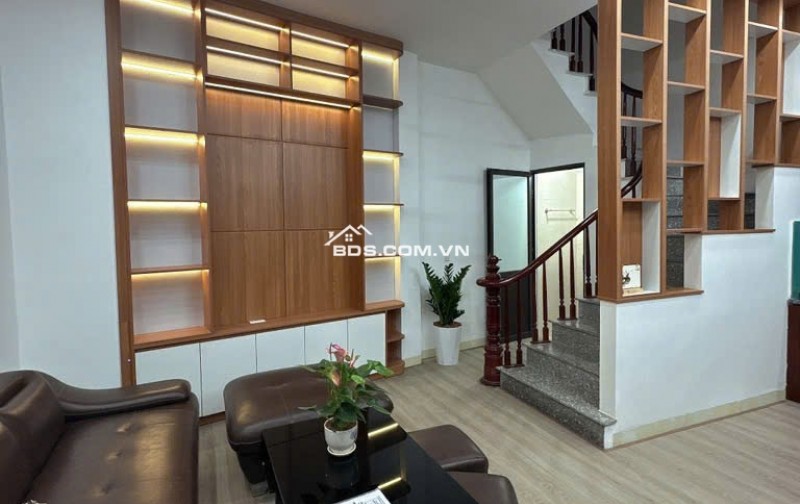 Bán nhà phố Trạm - 36m² x 5 tầng, mặt tiền 6m, vị trí đẹp, giá chỉ 6,1 tỷ!