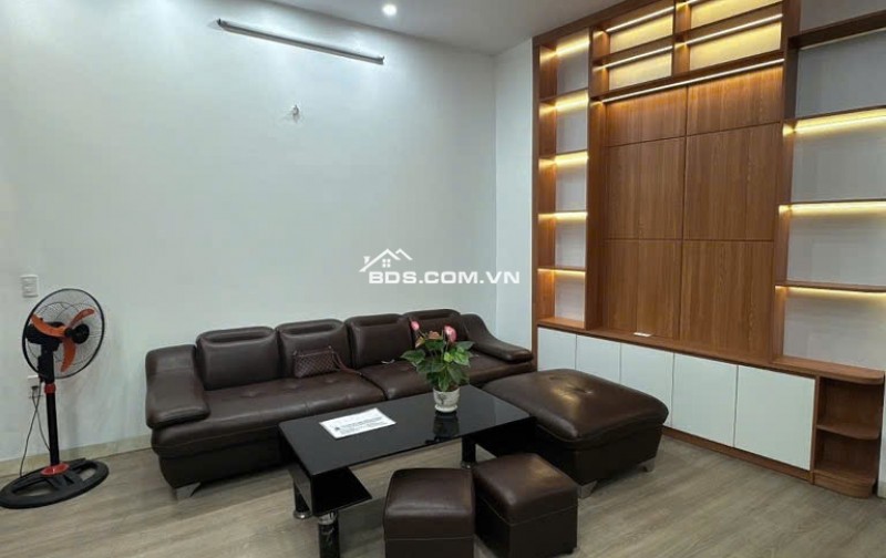 Bán nhà phố Trạm - 36m² x 5 tầng, mặt tiền 6m, vị trí đẹp, giá chỉ 6,1 tỷ!