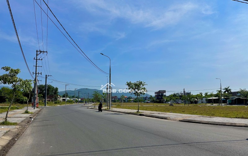 Siêu phẩm lô góc 2 mặt tiền duy nhất tại chợ Đông Phú 156m2, giá 2 tỷ 300