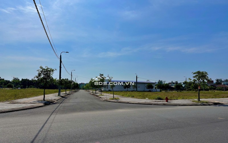 Siêu phẩm lô góc 2 mặt tiền duy nhất tại chợ Đông Phú 156m2, giá 2 tỷ 300