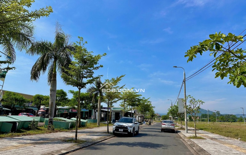 Siêu phẩm lô góc 2 mặt tiền duy nhất tại chợ Đông Phú 156m2, giá 2 tỷ 300