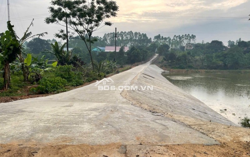 Chính chủ cần bán ô đất 315mv, mặt tiền 7m tại Khu 5, Hy Cương, Việt Trì. Ô đất thoáng đẹp, đường giao thông trải nhựa rộng 14m, trước mặt là hồ nước mát mẻ.