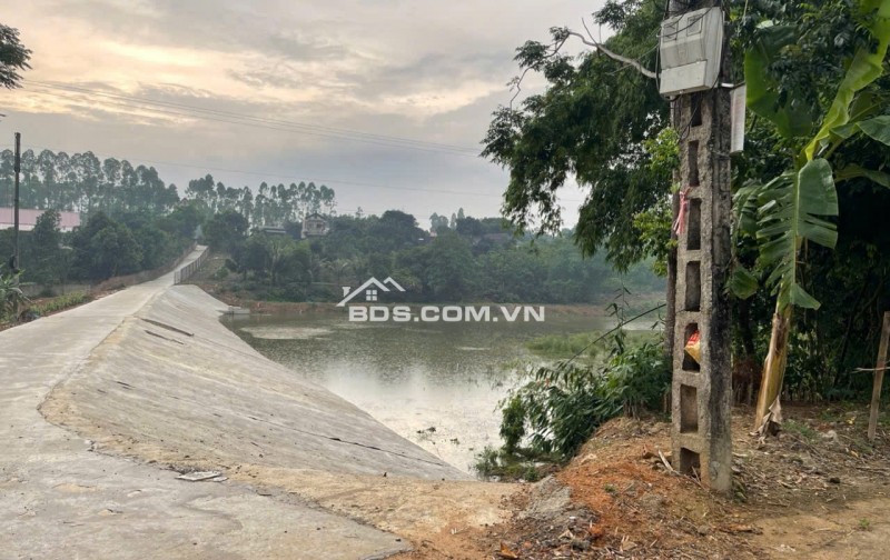 Chính chủ cần bán ô đất 315mv, mặt tiền 7m tại Khu 5, Hy Cương, Việt Trì. Ô đất thoáng đẹp, đường giao thông trải nhựa rộng 14m, trước mặt là hồ nước mát mẻ.