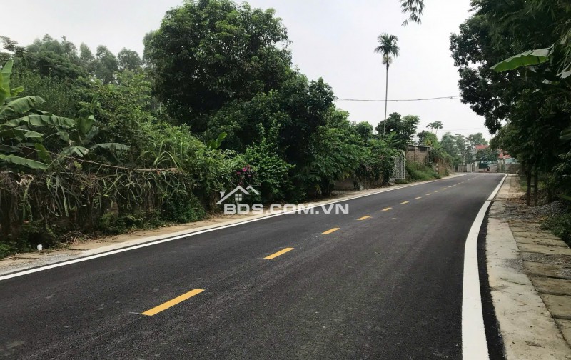 Chính chủ cần bán ô đất 315mv, mặt tiền 7m tại Khu 5, Hy Cương, Việt Trì. Ô đất thoáng đẹp, đường giao thông trải nhựa rộng 14m, trước mặt là hồ nước mát mẻ.