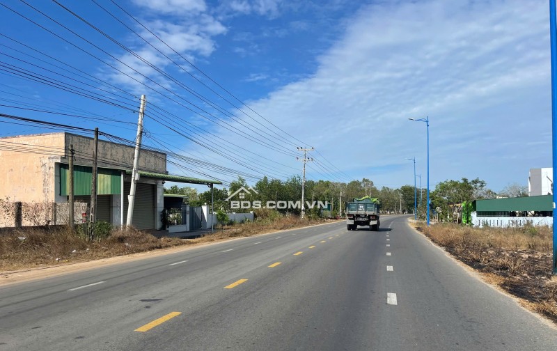 Đất ngợp gần biển đường Nguyễn Chí Thanh xã Tân Bình Thị xã Lagi cách biển 2.5 km