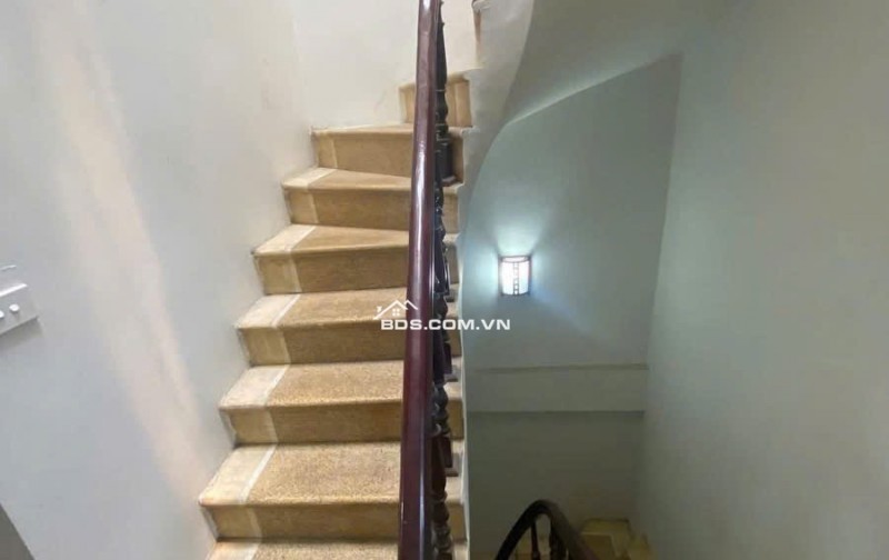 Bán nhà Xuân Thủy - 45m2 , mặt ngõ thông kinh doanh, lô góc, oto qua nhà
