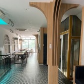 - Nhà mặt phố Quang lai kinh doanh ngày đêm, hiện tại đang kinh doanh quán ăn dòng tiền 60tr/ tháng. - Nhà nằm vị trí đắc địa dân cư đông đối diện các khu chu cư nhu techco... - 3 Bước chân ra Quốc lộ 1A. - Nằm trung tâm Thanh trì - Mặt tiền rộng, đất dài
