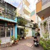 Oto ngủ trước cửa, hẻm 1 trục thông Hoàng Hoa Thám -> Nơ Trang Long.