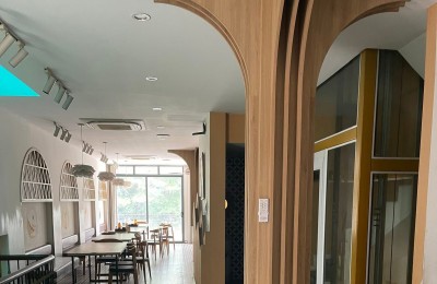 - Nhà mặt phố Quang lai kinh doanh ngày đêm, hiện tại đang kinh doanh quán ăn dòng tiền 60tr/ tháng. - Nhà nằm vị trí đắc địa dân cư đông đối diện các khu chu cư nhu techco... - 3 Bước chân ra Quốc lộ 1A. - Nằm trung tâm Thanh trì - Mặt tiền rộng, đất dài