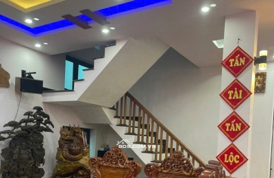 Bán nhà mặt phố giá rẻ S = 210.5 m2, giá 9 tỷ