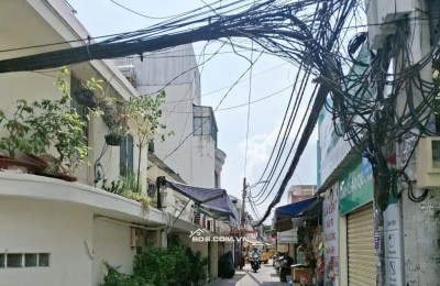 NHÀ QUẬN 7 
+ Kết Cấu Nhà: MT Đang Kinh Doanh gồm trệt, lầu, ST, gồm 2PN, 2WC, Sân Thượng, Bếp, Phòng Khách 
+ Phía sau có 8 Phòng Trọ Cho Thuê 
+