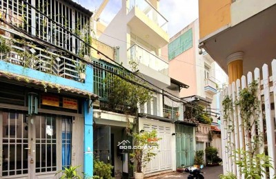 Oto ngủ trước cửa, hẻm 1 trục thông Hoàng Hoa Thám -> Nơ Trang Long.