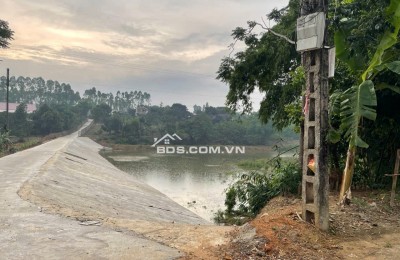 Chính chủ cần bán ô đất 315mv, mặt tiền 7m tại Khu 5, Hy Cương, Việt Trì. Ô đất thoáng đẹp, đường giao thông trải nhựa rộng 14m, trước mặt là hồ nước mát mẻ.