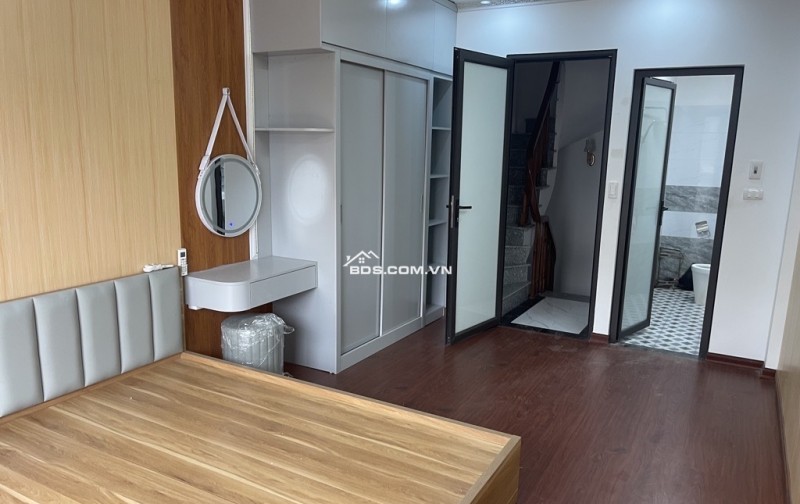 Ngõ nông, ô tô đỗ cửa, nhà mới, ful nội thất, gần trung tâm kiểm định xe. Ngõ 68 Nguyễn Văn Linh 30,2 m2  giá nhỉnh 5 tỷ.