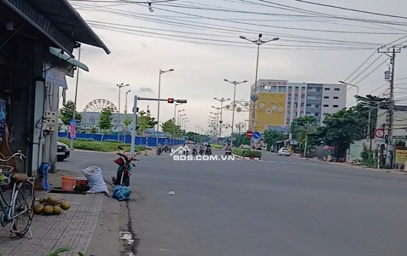 Lô đất  hiếm, MẶT TIỀN NGUYỆN TRUNG TRỰC, Sát QUÃNG TRƯỜNG.