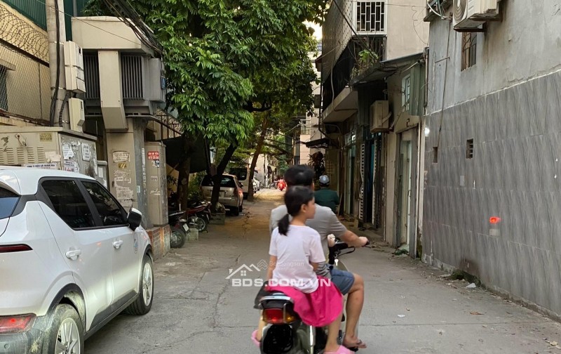 Bán nhà Định Công, 34m2, MT 3.7m, ngõ ô tô tránh đỗ ngày đêm, giá 6,1 tỷ