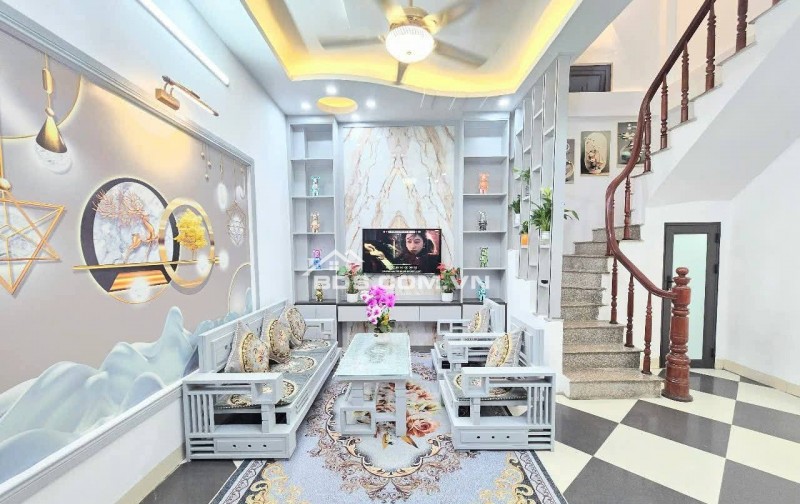 Nhà Đẹp Gần Đường Ô Tô, Đường Hoàng Mai 28/30m, 5 tầng, mt 5m, giá 6.68 tỷ