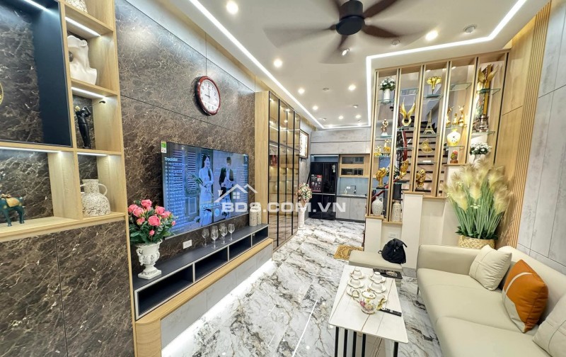 Nhà Đẹp Gần Đường Ô TÔ Tân Mai, Hoàng Mai 35m, 5 tầng, mt 3.7m, giá 10 tỷ