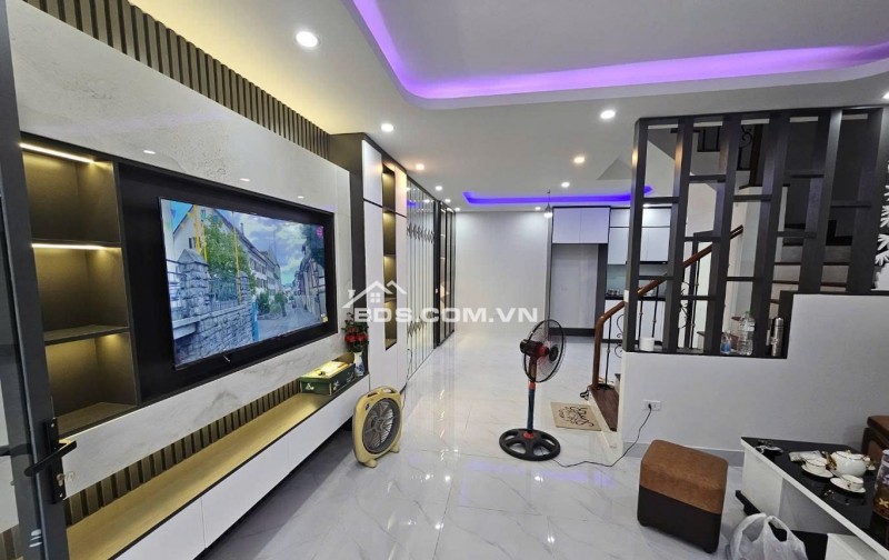 Hiếm ! Nhỉnh 9 Tỷ - Trung Tâm Quận Đống Đa - Gần Phố - Full Nội Thất - 51m, 4 Tầng.