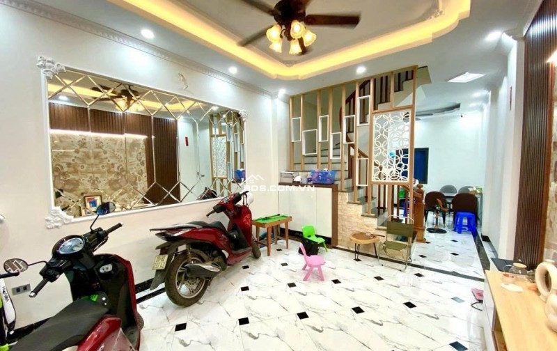 Bán Nhà Pháo Đài Láng, Đống Đa - Gần Phố - Full Nội Thất - 43m, 5 Tầng. Chỉ 10.4 Tỷ.