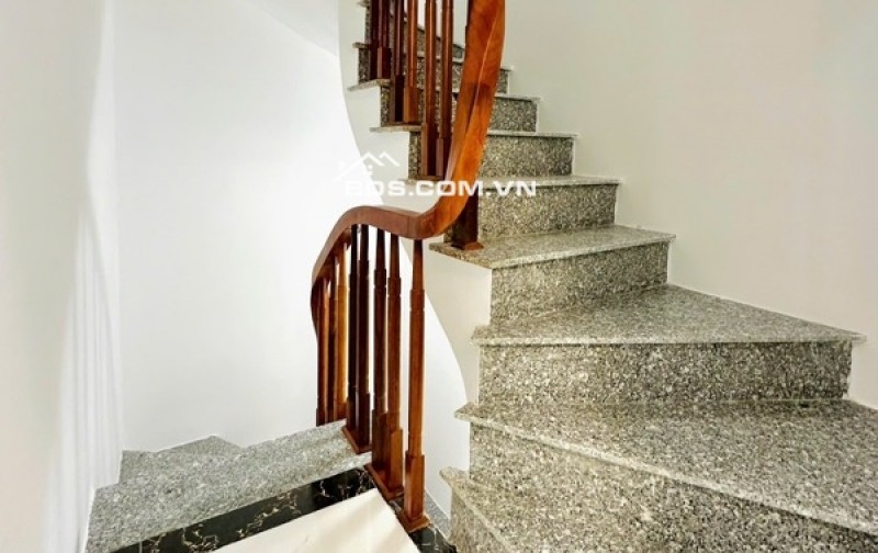  NHÀ 5 TẦNG - 1 NHÀ RA Ô TÔ TRÁNH - FULL NỘI THẤT - Ở NGAY – TRUNG TÂM THẠCH BÀN.