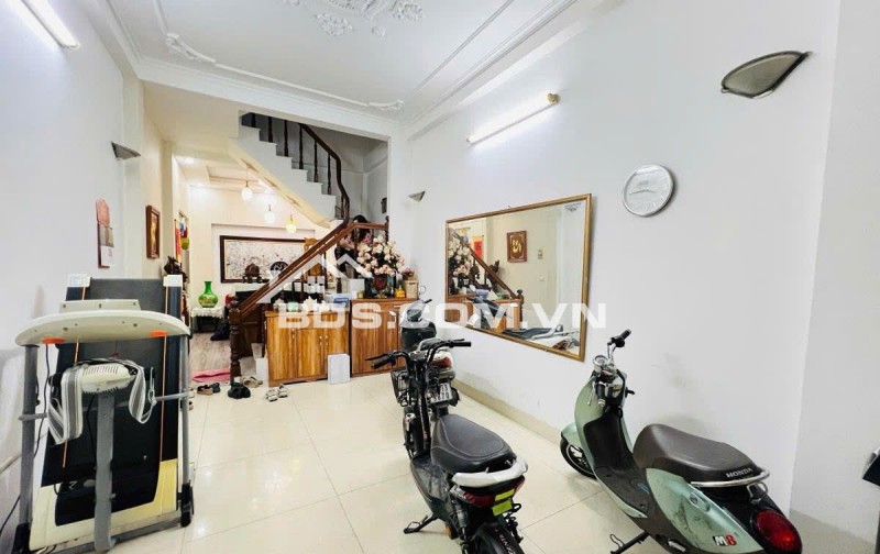 Bán Nhà Hào Nam, Đống Đa - Oto - Kinh Doanh - 42m, 4Tầng - Chỉ 15.6 Tỷ.