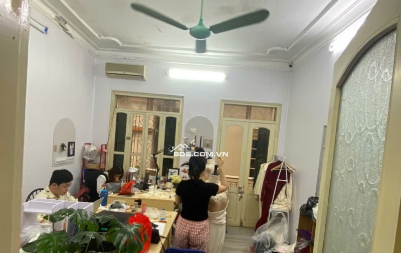 Cho thuê nhà 4 tầng tại ngõ 84 Ngọc Khánh , Ba Đình. Nhà rộng thoáng, ngõ nông ô tô đỗ cửa. Chỉ 12tr