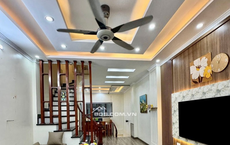 Nhà Đẹp Ô Tô Ngủ Trong Nhà, Đường Hoàng Mai 42m, 5 tầng, mt 4.2m, giá 15.2 tỷ