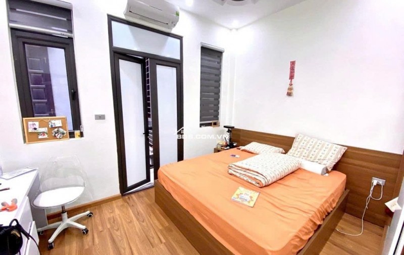 Bán Nhà Pháo Đài Láng, Đống Đa - Gần Phố - Full Nội Thất - 43m, 5 Tầng. Chỉ 10.4 Tỷ.