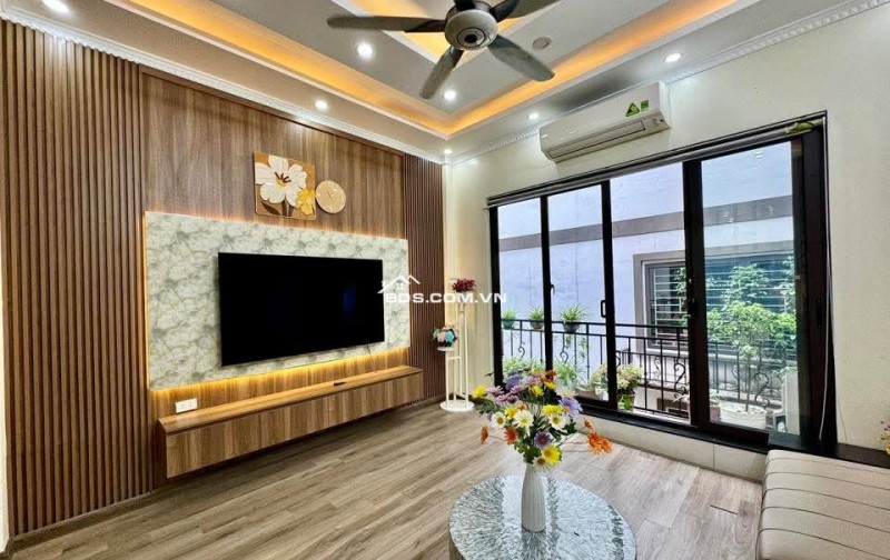 Nhà Đẹp Ô Tô Ngủ Trong Nhà, Đường Hoàng Mai 42m, 5 tầng, mt 4.2m, giá 15.2 tỷ