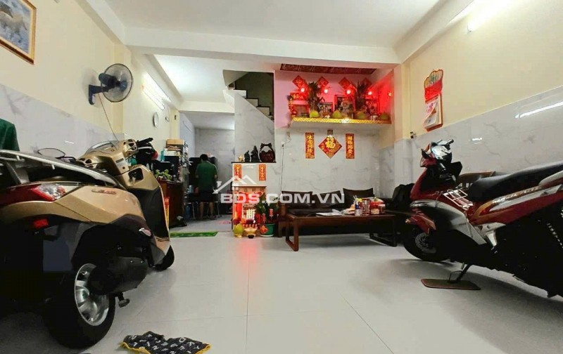 Nhà cần bán gấp giá 1ty170tr Sổ hồng riêng 100% mua bán công chứng nhanh trong ngày. DT 90m2 hoàn công 130m2,toạ lạc Xã Tân Túc,Huyện Bình Chánh HCM
