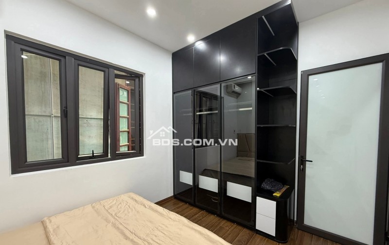 Nhà Đẹp Ở Luôn Đường Hoàng Mai 26m, 5 tầng, mt 5.2m, giá 5.36 tỷ.