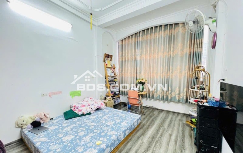 Bán Nhà Hào Nam, Đống Đa - Oto - Kinh Doanh - 42m, 4Tầng - Chỉ 15.6 Tỷ.