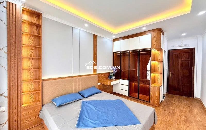 Nhỉnh 8 Tỷ -  Víp Quận Hoàng Mai - Thang Máy - Full Nội Thất - Gần Phố - 35m, 6 Tầng.