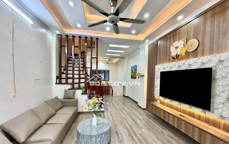 Nhà Đẹp Ô Tô Ngủ Trong Nhà, Đường Hoàng Mai 42m, 5 tầng, mt 4.2m, giá 15.2 tỷ