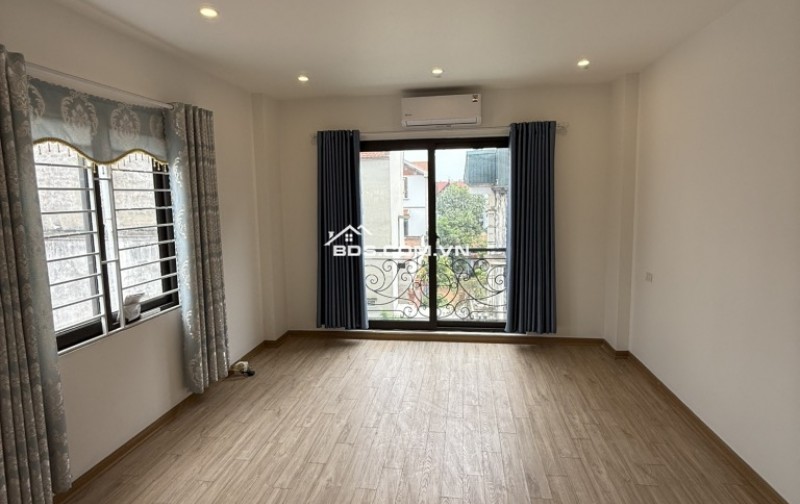  NHÀ LÔ GÓC 5 TẦNG - Ô TÔ ĐỖ CỬA - TRUNG TÂM PHƯỜNG THẠCH BÀN - GIÁ TỐT 5.2 TỶ!