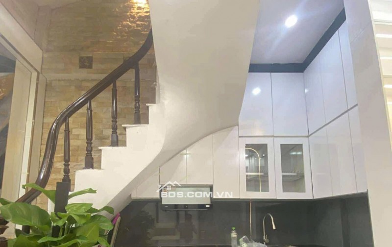 Nhà Đẹp Ở Luôn Đường Hoàng Mai 26m, 5 tầng, mt 5.2m, giá 5.36 tỷ.