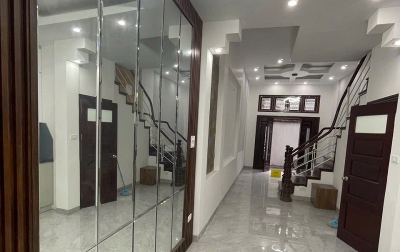 NHÀ TRUNG TÂM CẦU GIẤY- 5 PHÒNG NGỦ – CHỈ 9.X TỶ – Ở LUÔN