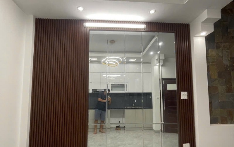 NHÀ TRUNG TÂM CẦU GIẤY- 5 PHÒNG NGỦ – CHỈ 9.X TỶ – Ở LUÔN