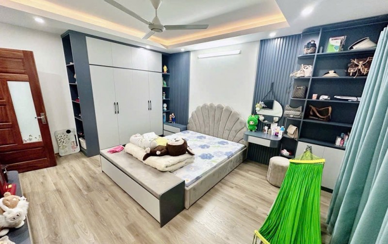 Nhà Lạc Long Quân! Diện tích 32m, 5 tầng, mặt tiền 5m!