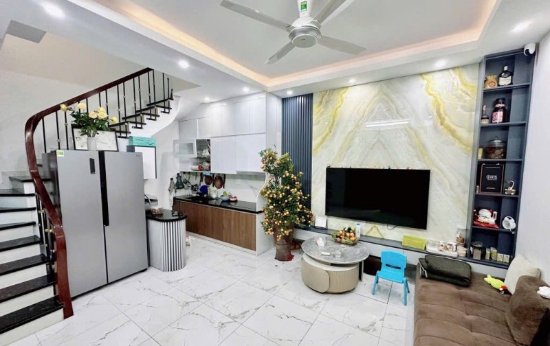 Nhà Lạc Long Quân! Diện tích 32m, 5 tầng, mặt tiền 5m!