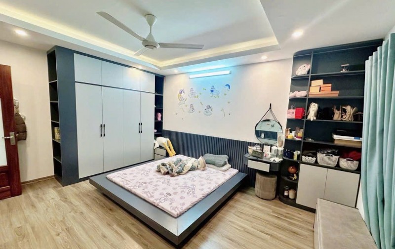 Nhà Lạc Long Quân! Diện tích 32m, 5 tầng, mặt tiền 5m!